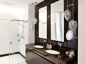 Łazienka w bieli i brązie, - zdjęcie od Katarzyna Kraszewska Architektura Wnętrz