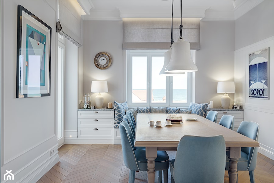 Sopot Apartament z widokiem, - Średnia biała szara jadalnia jako osobne pomieszczenie, styl tradycyjny - zdjęcie od Katarzyna Kraszewska Architektura Wnętrz
