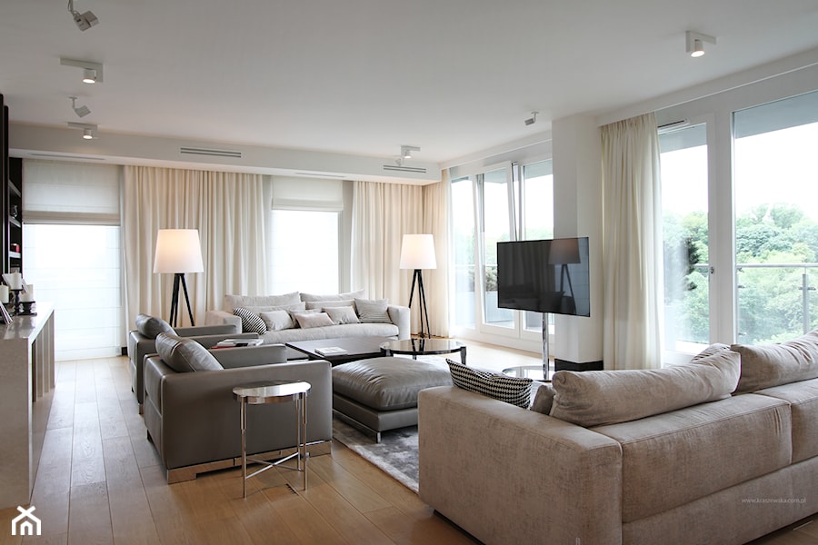Apartament na Powiślu - Duża biała sypialnia z balkonem / tarasem, styl nowoczesny - zdjęcie od Katarzyna Kraszewska Architektura Wnętrz