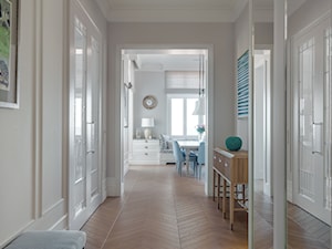 Sopot Apartament z widokiem, - Średni biały szary hol / przedpokój, styl tradycyjny - zdjęcie od Katarzyna Kraszewska Architektura Wnętrz