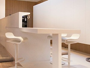 Projekt Domu w Iławie - Średnia otwarta biała z zabudowaną lodówką kuchnia w kształcie litery u, styl nowoczesny - zdjęcie od Katarzyna Kraszewska Architektura Wnętrz