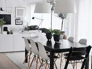 Duża biała jadalnia w salonie - zdjęcie od DecorHome