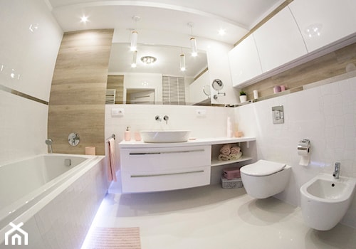 Łazienka w stylu nowoczesnym - biel i drewno - Mała na poddaszu bez okna z lustrem łazienka, styl nowoczesny - zdjęcie od YES4DESIGN