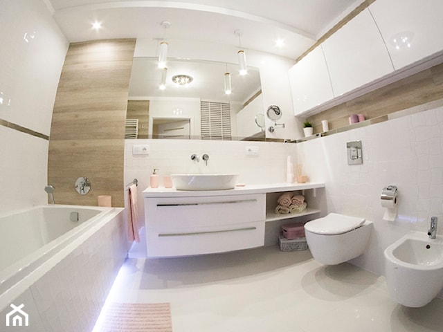 Łazienka w stylu nowoczesnym - biel i drewno