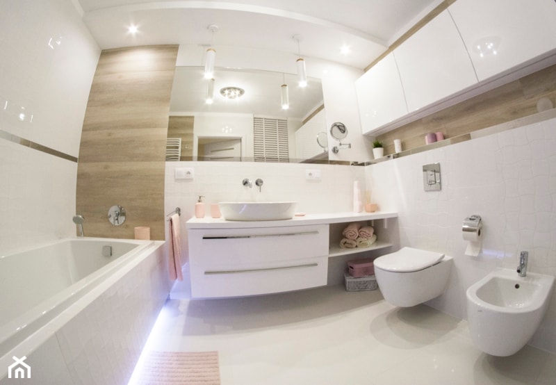 Łazienka w stylu nowoczesnym - biel i drewno - Mała na poddaszu bez okna z lustrem łazienka, styl nowoczesny - zdjęcie od YES4DESIGN - Homebook