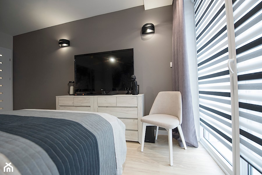 Sypialnia dla mężczyzny - Średnia beżowa biała sypialnia, styl nowoczesny - zdjęcie od YES4DESIGN
