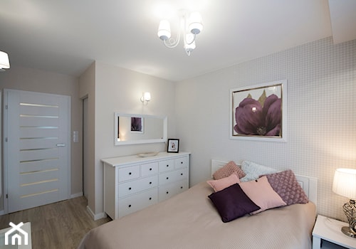 Sypialnia dla kobiety - Średnia beżowa sypialnia z łazienką, styl tradycyjny - zdjęcie od YES4DESIGN