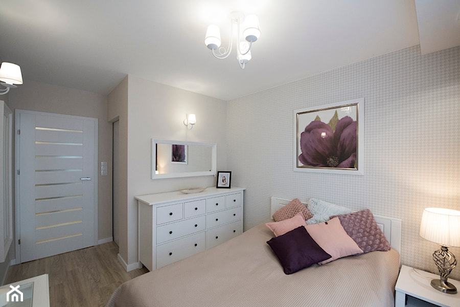 Sypialnia dla kobiety - Średnia beżowa sypialnia z łazienką, styl tradycyjny - zdjęcie od YES4DESIGN