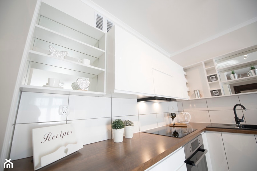 Kuchnia - Średnia otwarta biała z zabudowaną lodówką z nablatowym zlewozmywakiem kuchnia w kształcie litery l z oknem, styl nowoczesny - zdjęcie od YES4DESIGN
