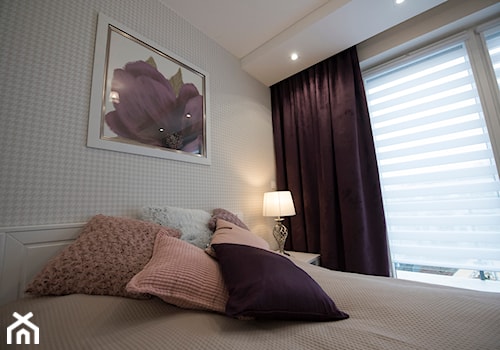 Sypialnia dla kobiety - Mała biała szara sypialnia, styl tradycyjny - zdjęcie od YES4DESIGN