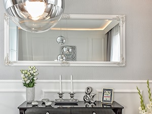 Sypialnia w stylu klasycznym - Mała biała szara sypialnia, styl glamour - zdjęcie od YES4DESIGN
