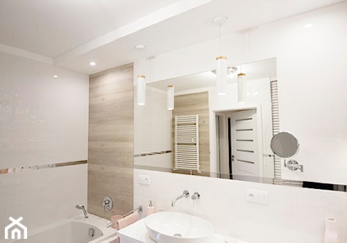 Łazienka w stylu nowoczesnym - biel i drewno - Średnia bez okna z lustrem z marmurową podłogą z punktowym oświetleniem łazienka, styl nowoczesny - zdjęcie od YES4DESIGN