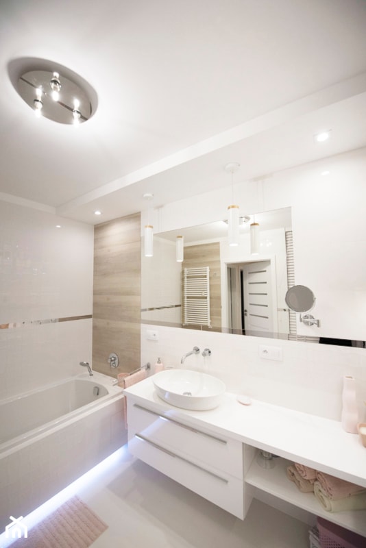 Łazienka w stylu nowoczesnym - biel i drewno - Średnia bez okna z lustrem z marmurową podłogą z punktowym oświetleniem łazienka, styl nowoczesny - zdjęcie od YES4DESIGN