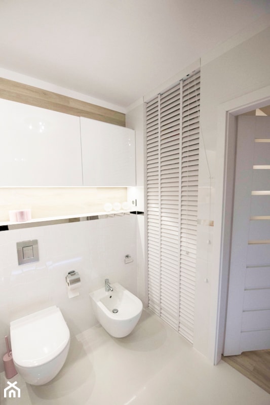 Łazienka w stylu nowoczesnym - biel i drewno - Łazienka, styl nowoczesny - zdjęcie od YES4DESIGN