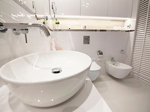 Łazienka w stylu nowoczesnym - biel i drewno - Mała na poddaszu bez okna z lustrem z marmurową podłogą łazienka, styl nowoczesny - zdjęcie od YES4DESIGN