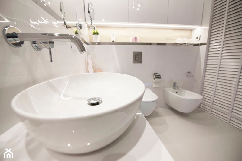 Łazienka w stylu nowoczesnym - biel i drewno - Mała na poddaszu bez okna z lustrem z marmurową podłogą łazienka, styl nowoczesny - zdjęcie od YES4DESIGN - Homebook