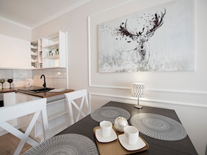Kuchnia - Mała otwarta biała z zabudowaną lodówką z podblatowym zlewozmywakiem kuchnia jednorzędowa, styl nowoczesny - zdjęcie od YES4DESIGN
