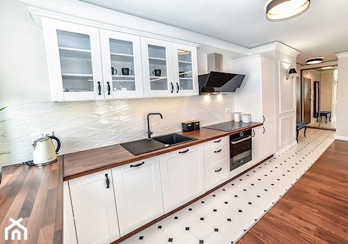 Salon z aneksem kuchennym w stylu klasycznym - Duża otwarta biała z zabudowaną lodówką z lodówką wol ... - zdjęcie od YES4DESIGN