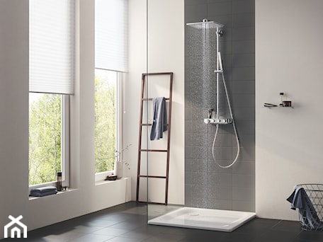 Aranżacje wnętrz - Łazienka: Shower Systems - Średnia łazienka z oknem, styl minimalistyczny - GROHE. Przeglądaj, dodawaj i zapisuj najlepsze zdjęcia, pomysły i inspiracje designerskie. W bazie mamy już prawie milion fotografii!