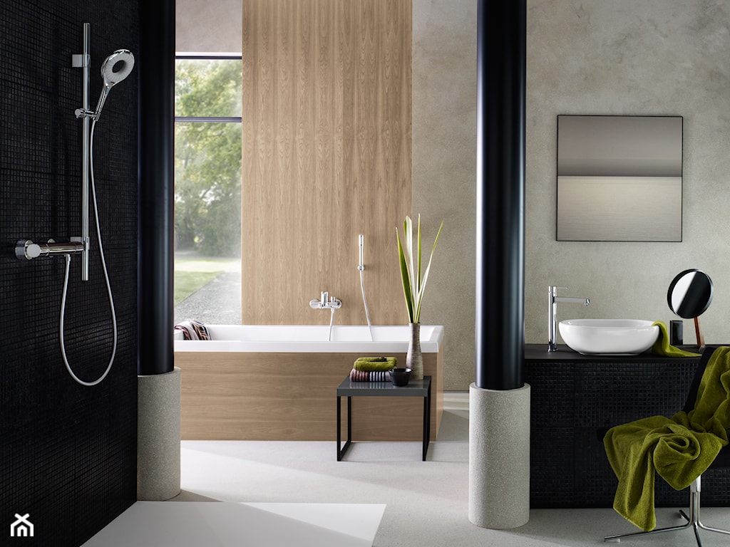 czarne kolumny w łazience, czarny stolik, ściana z płytek imitujących drewno, zielony koc