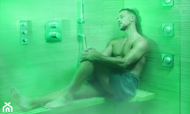 zielone światło w domowej saunie
