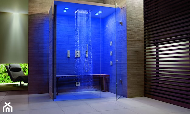 niebieskie światło pod prysznicem, kabina prysznicowa walk-in, białe płytki podłogowe