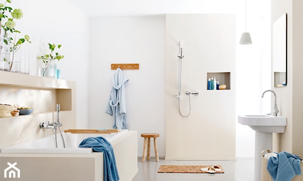 beżowa łazienka z drewnianymi akcentami, niebieskie ręczniki