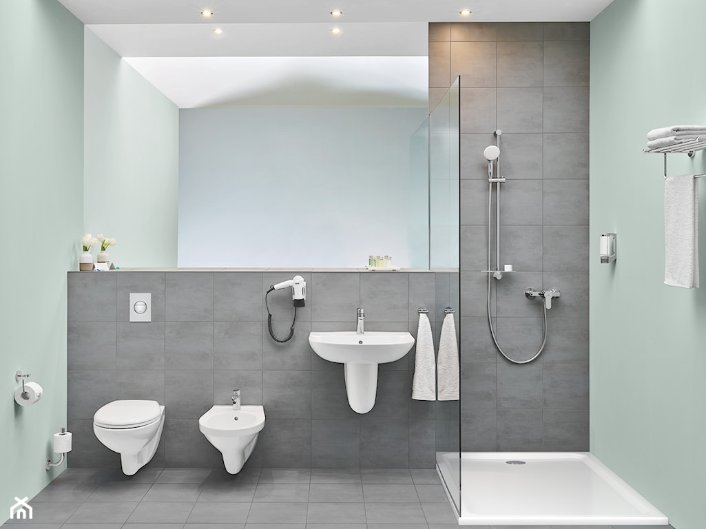 łazienka z miętowymi ścianami, szare płytki i miętowe ściany, miętowa łazienka, biała ceramika w łazience, duże lustro do łazienki