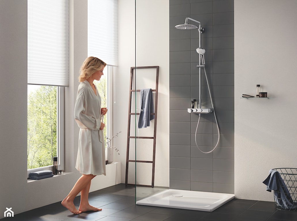 kobieta po kąpieli pod prysznicem, kobieta w szlafroku, nowoczesny prysznic, kwadratowa deszczownica