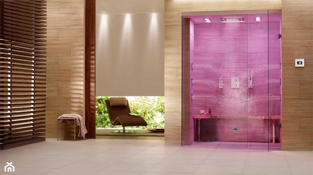 różowe światło łazienkowe, kabina prysznicowa walk-in, beżowe płytki ścienne