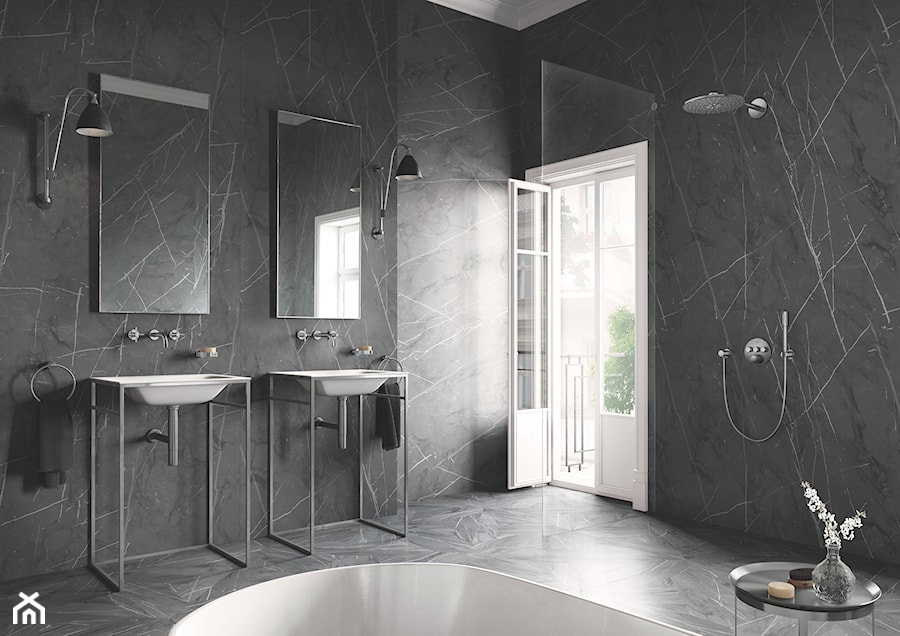 ATRIO - Średnia z lustrem z dwoma umywalkami z marmurową podłogą łazienka z oknem, styl tradycyjny - zdjęcie od GROHE