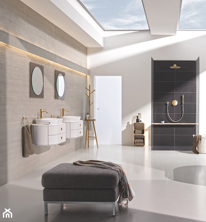 minimalistyczna luksusowa łazienka ze złotą armaturą, złota armatura w łazience