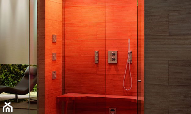 czerwone światło pod prysznicem, kabina walk-in, beżowe płytki łazienkowe