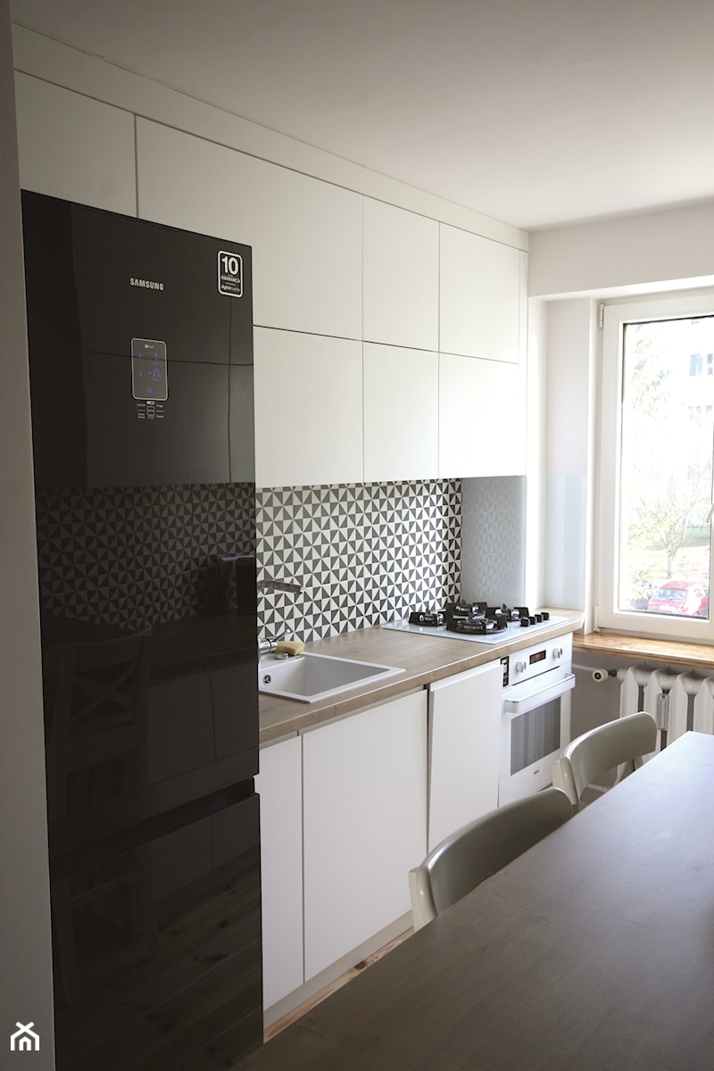Mieszkanie Olsztyn - realizacja projektu - Mała z salonem biała z lodówką wolnostojącą z podblatowym zlewozmywakiem kuchnia jednorzędowa, styl nowoczesny - zdjęcie od Monika Deptuła Projektant Wnętrz