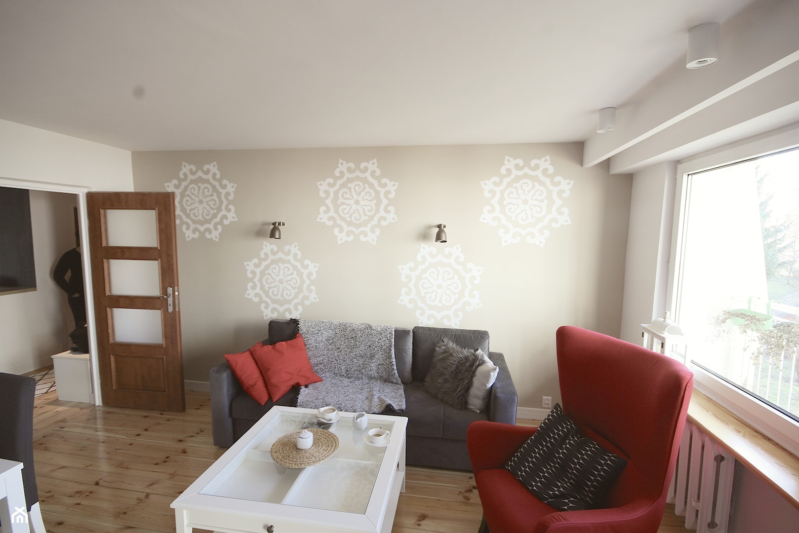 Mieszkanie Olsztyn - realizacja projektu - Średni beżowy biały salon z jadalnią, styl nowoczesny - zdjęcie od Monika Deptuła Projektant Wnętrz - Homebook