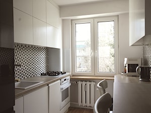 Mieszkanie Olsztyn - realizacja projektu - Mała otwarta biała z podblatowym zlewozmywakiem kuchnia dwurzędowa, styl nowoczesny - zdjęcie od Monika Deptuła Projektant Wnętrz