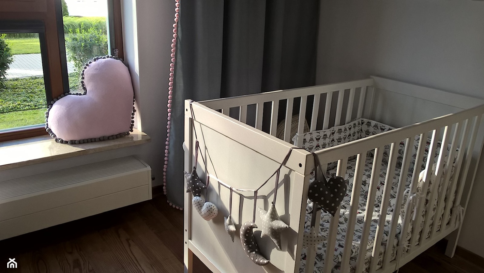 Pokój księżniczki :) - Mały szary pokój dziecka dla niemowlaka dla chłopca dla dziewczynki, styl nowoczesny - zdjęcie od Joanna Pòłtorak-Surowiecka - Homebook
