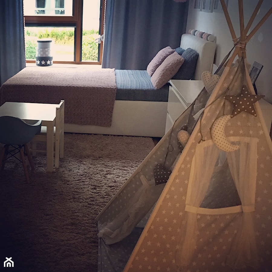 Pokój księżniczki :) - Mały szary pokój dziecka dla dziecka dla chłopca dla dziewczynki, styl nowoczesny - zdjęcie od Joanna Pòłtorak-Surowiecka