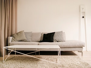 Ciepło i minimalistycznie w salonie od Base architekci - zdjęcie od Base Architekci
