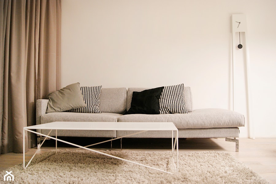 Ciepło i minimalistycznie w salonie od Base architekci - zdjęcie od Base Architekci