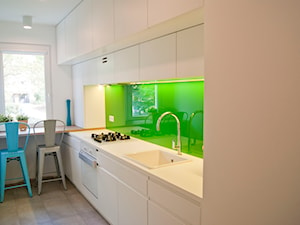 Minimalizm z zielenią - Kuchnia, styl nowoczesny - zdjęcie od Base Architekci