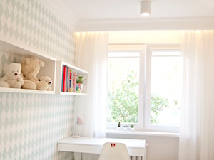 Minimalizm z zielenią - Mały biały miętowy pokój dziecka dla dziecka dla dziewczynki, styl skandynawski - zdjęcie od Base Architekci