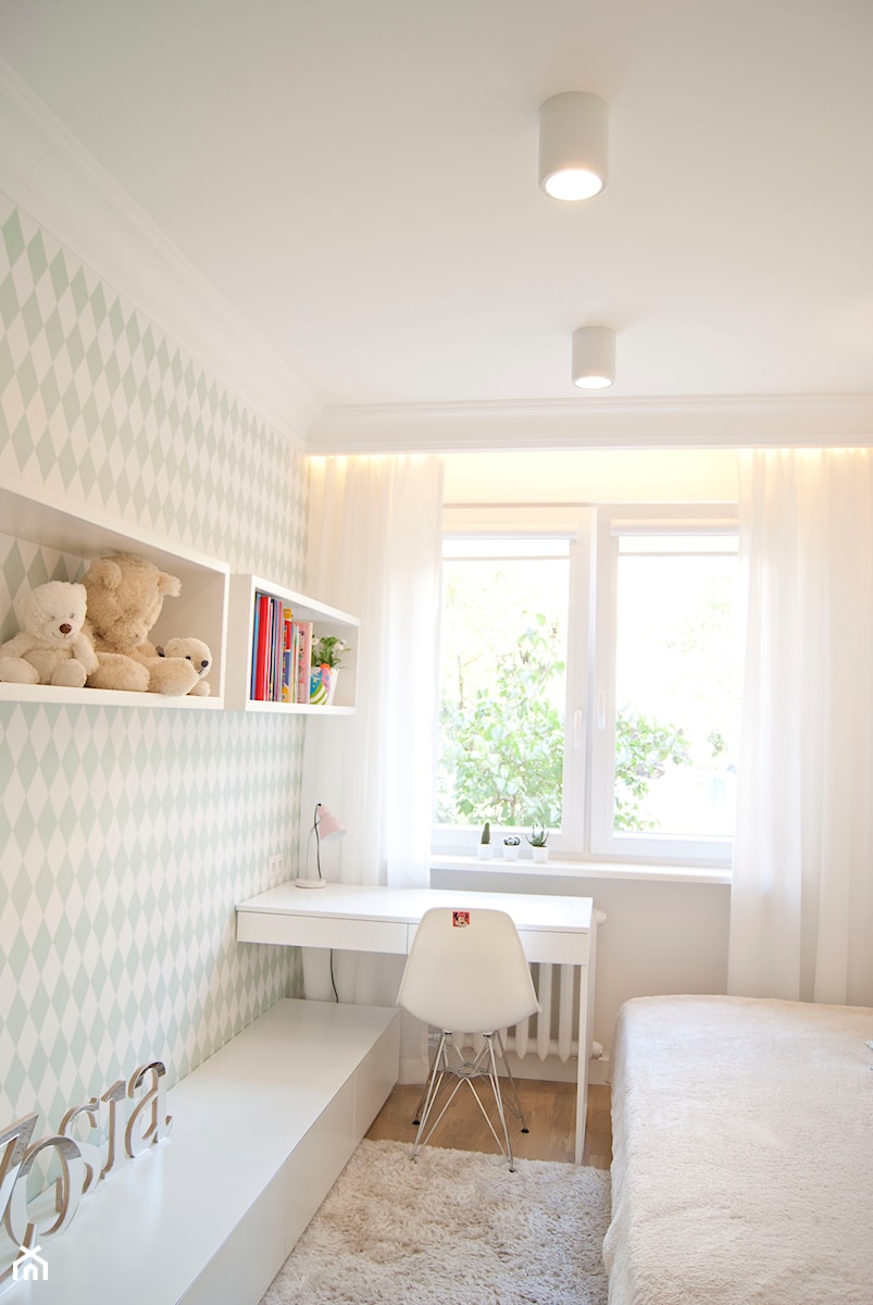Minimalizm z zielenią - Mały biały miętowy pokój dziecka dla dziecka dla dziewczynki, styl skandynawski - zdjęcie od Base Architekci
