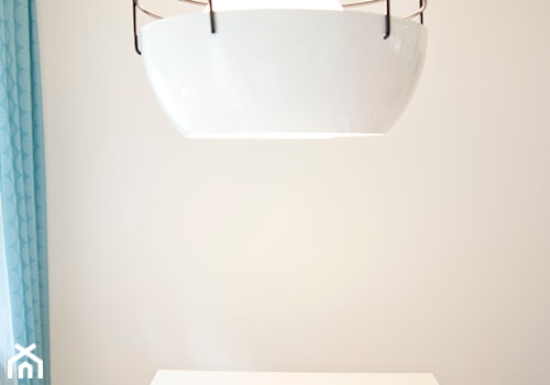 Minimalizm z zielenią - Mała biała jadalnia jako osobne pomieszczenie, styl skandynawski - zdjęcie od Base Architekci