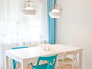 Minimalizm z zielenią - Średnia biała jadalnia jako osobne pomieszczenie, styl skandynawski - zdjęcie od Base Architekci