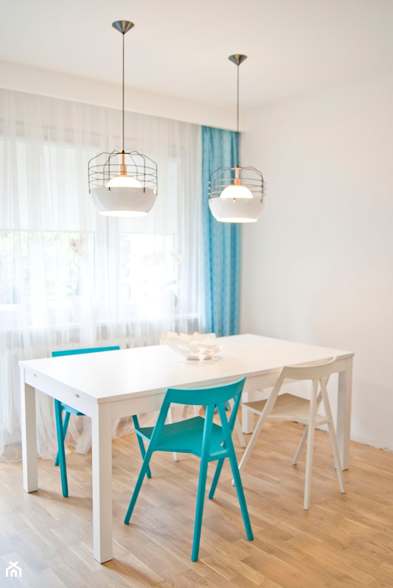 Minimalizm z zielenią - Średnia biała jadalnia jako osobne pomieszczenie, styl skandynawski - zdjęcie od Base Architekci