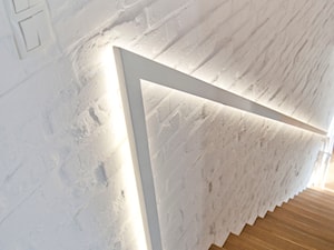 podświetlana poręcz przy schodach - zdjęcie od Base Architekci