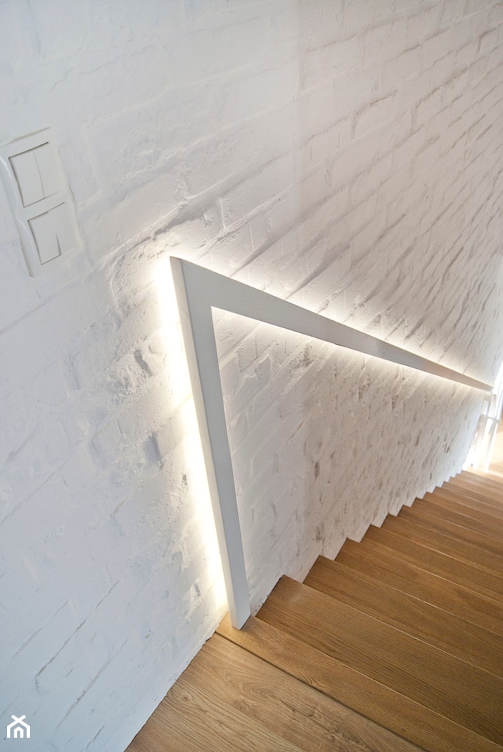 podświetlana poręcz przy schodach - zdjęcie od Base Architekci - Homebook