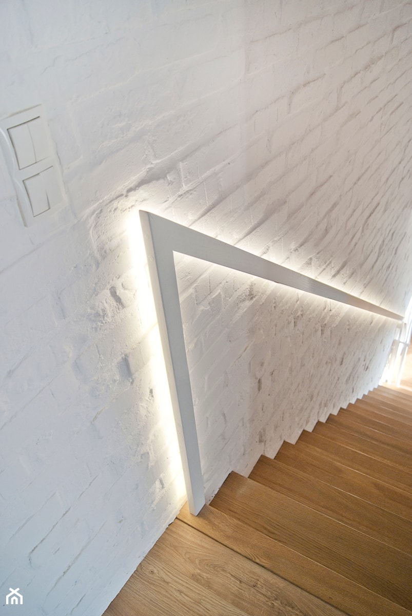 podświetlana poręcz przy schodach - zdjęcie od Base Architekci