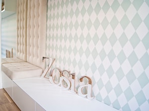 Minimalizm z zielenią - Biały niebieski pokój dziecka dla dziewczynki, styl skandynawski - zdjęcie od Base Architekci